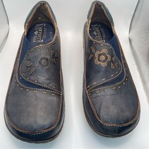 L'ATISTE Women's Navy Blue Leather Shoes size EU 38. US 7.5/8. See condition.